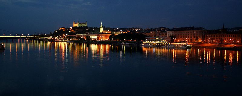 800px-BratislavaNight