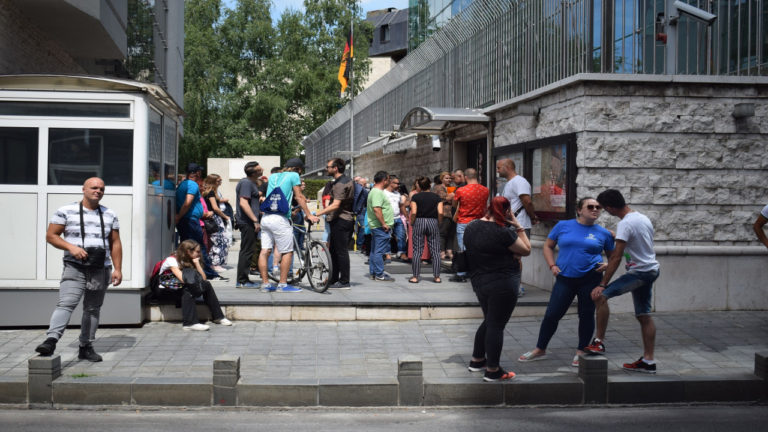 Redovi ispred Njemačke ambasade: Veliki broj onih koji žele otići iz zemlje