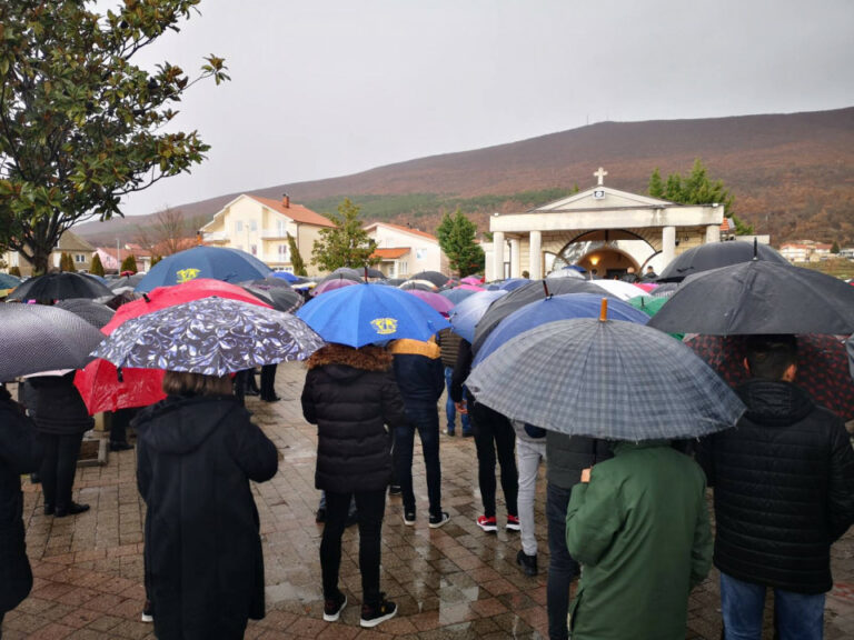 Bol i tuga u Posušju i nebo plače: Stotine građana pristižu na sahranu Mirele Rezo