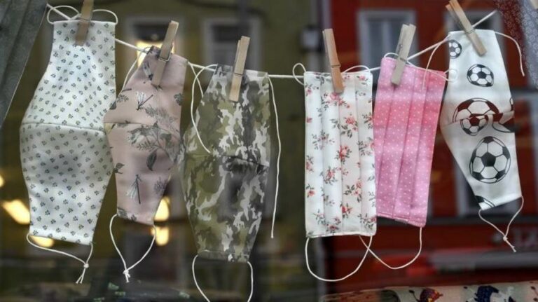 Čak i obična platnena maska može značajno smanjiti širenje covida-19