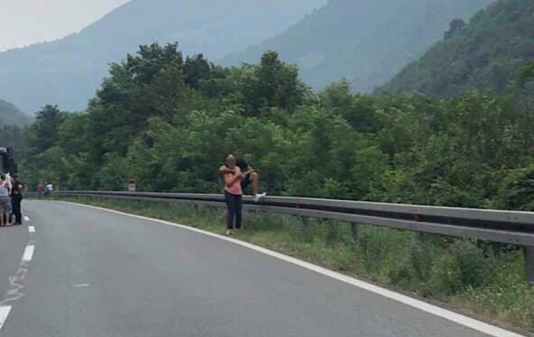 Čekajući zeleno za prolazak kroz Vranduk: Par razmjenjivao nježnosti