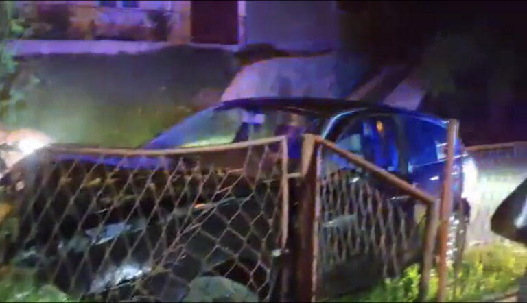 Saobraćajna nesreća u Zenici, zabio se u ogradu (VIDEO)