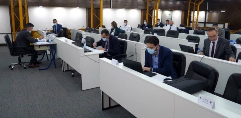 VLADA ZDK: Sredstva za penzionisanje 48 radnika KTK, Krivaje Mobel i Rudstroja