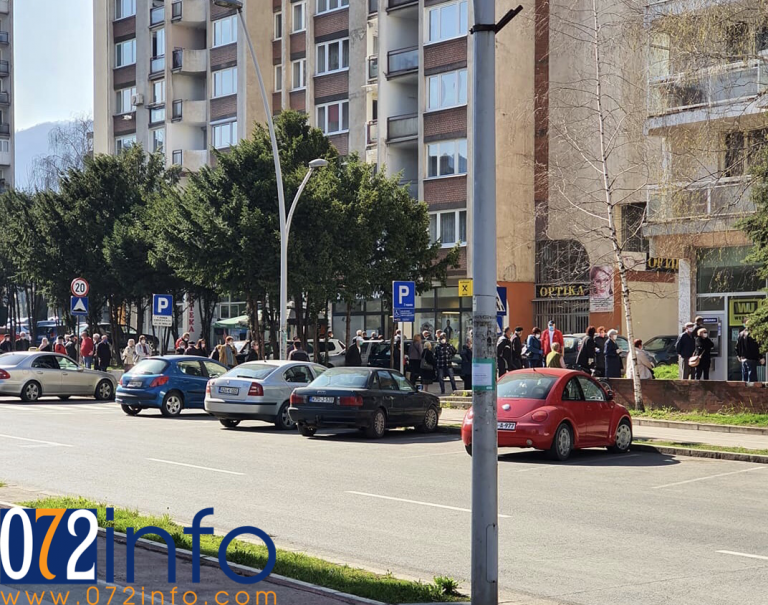 Gužve ispred banaka u Zenici: Penzioneri žele što prije podići svoju penziju