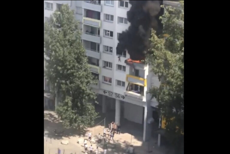 Vrisak, dim, užas: Zastrašujući snimak dječaka koji iskaču iz zapaljenog stana (VIDEO)