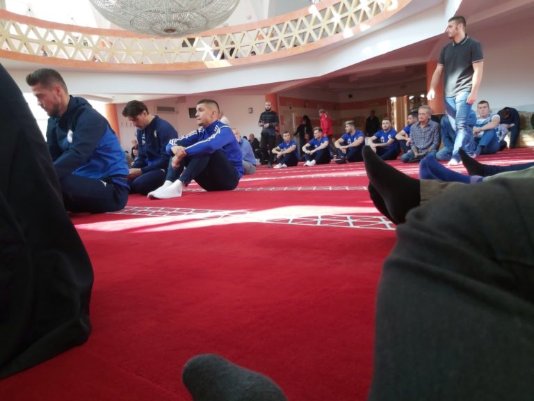 Reprezentativci BiH klanjali džumu u zeničkoj Ensar džamiji