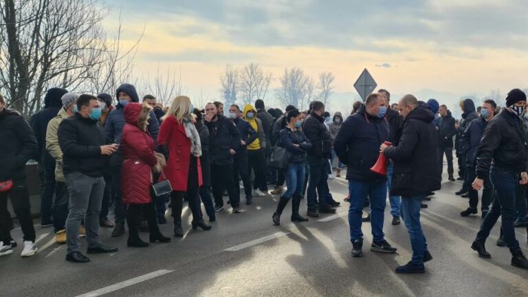 Obustavljen saobraćaj na M-17, građani izašli na proteste