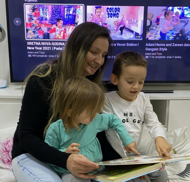 Nana umjesto igračaka unuku poklonila kanal na Youtubeu: Naučila engleski i kako uređivati videa