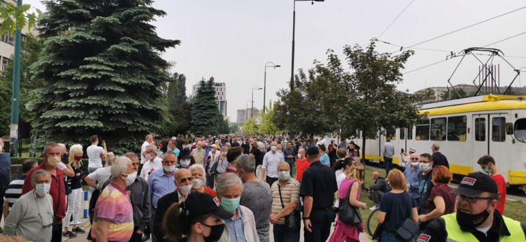 Više hiljada antifašista počelo mimohod u tišini: Želimo poslati poruke mira