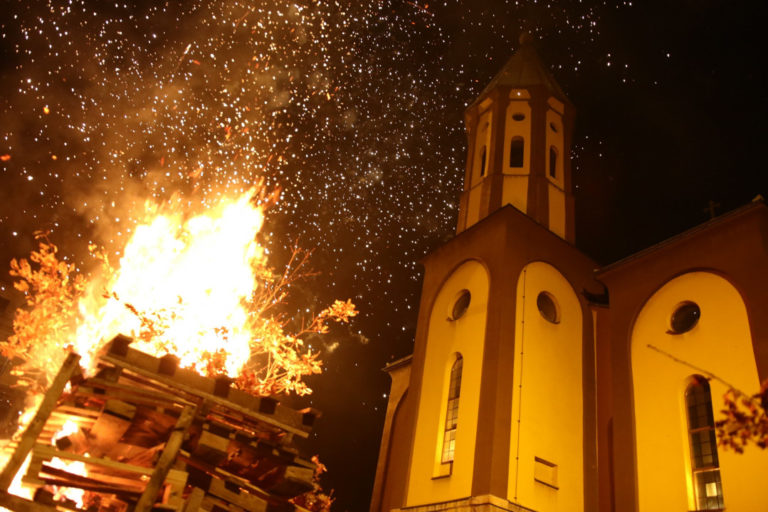 Svim vjernicima pravoslavne vjeroispovijesti želimo srećan Božić