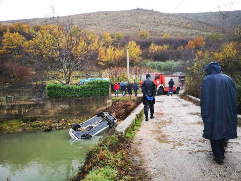 TRAGEDIJA U BIH: Vozač Mercedesa poginuo nakon slijetanja u rijeku Jasenicu