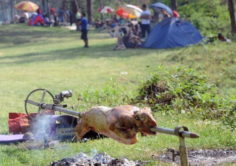 Kako je Međunarodni praznik rada postao praznik roštilja, piva i muzike