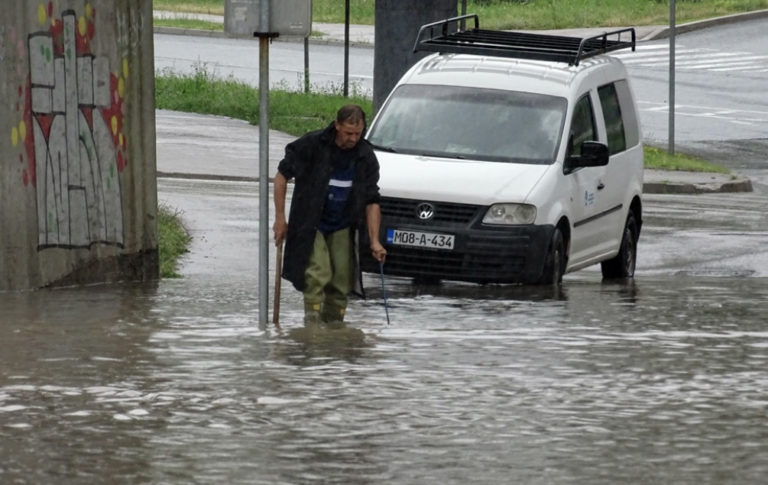 U Zenici otežan saobraćaj zbog poplavljenih cesta