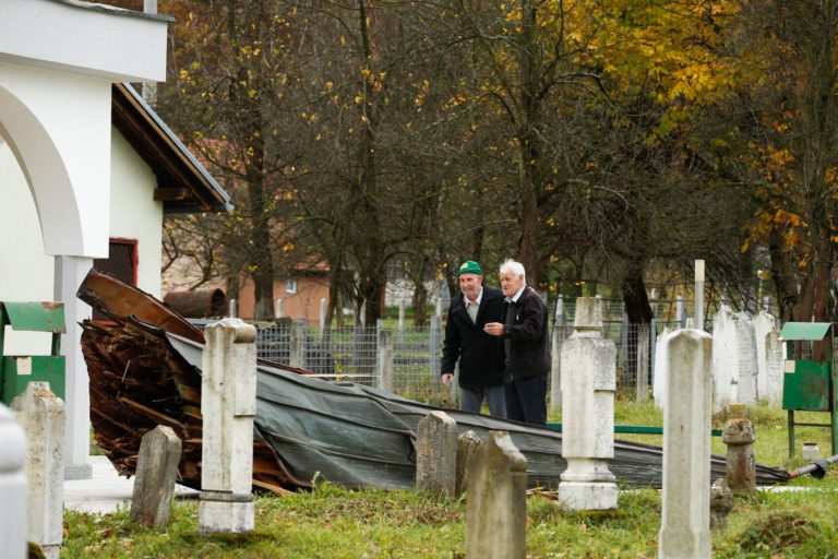 Zamalo izbjegnuta tragedija: Krov munare pao 10 minuta prije dolaska vjernika na molitvu