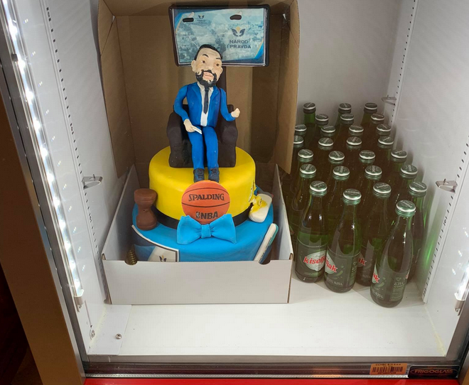 Narod i pravda spremila tortu: Konaković i košarkaška lopta