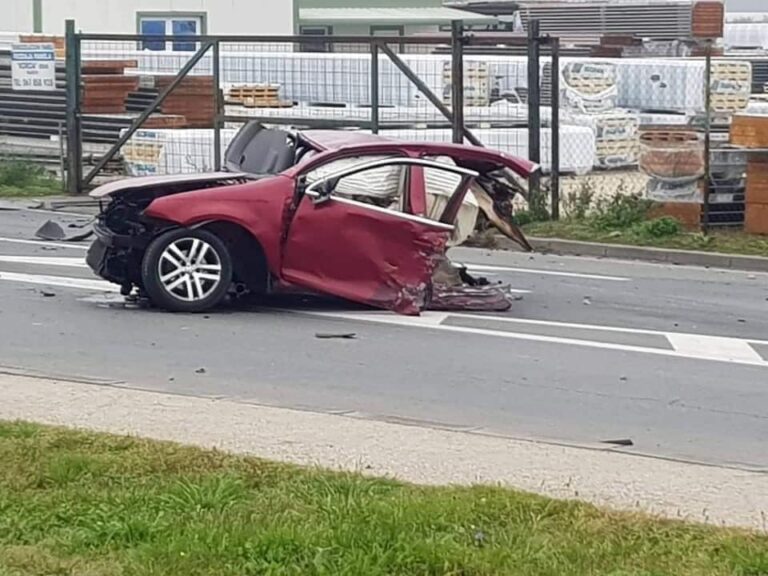 Stravične fotografije sa mjesta nesreće u Tešnju, automobil se prepolovio od siline udara