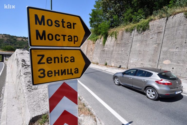 Nove generacije u FBiH sve manje znaju ćirilicu, iz RS-a tvrde da ravnopravno koriste oba pisma