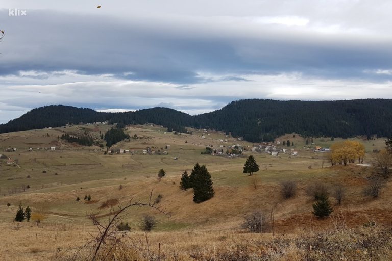 NA OBRONCIMA VLAŠIĆA: Selo Korićani sa 40 mještana i dva učenika moglo bi postati “polje zečeva”