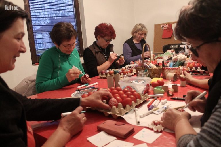 Uskrs u Vitezu: Vrijedne žene ofarbale više od 1.500 jaja kako bi pomogle drugima
