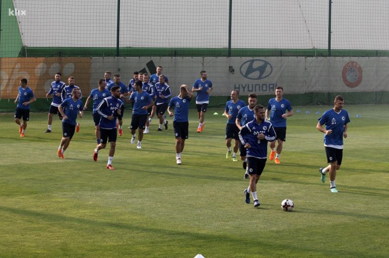 Opušteni trening Zmajeva: Slikali se s osnovcima iz Kaknja, bježali od prskalica i vrijedno trenirali