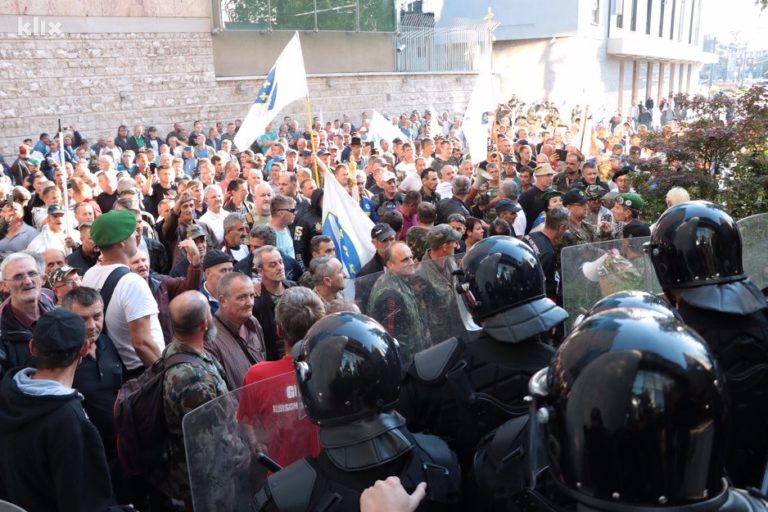 Dramatično pred Parlamentom: Vlada FBiH prihvatila samo 9 amandmana na zakon, borci ogorčeni