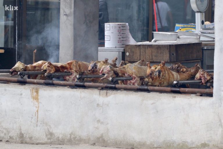 Dok jedni oplakuju žrtve, drugi prave vašar u Potočarima