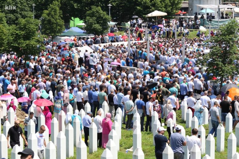U dolini bijelih nišana u Potočarima klanjana dženaza za 35 žrtava genocida