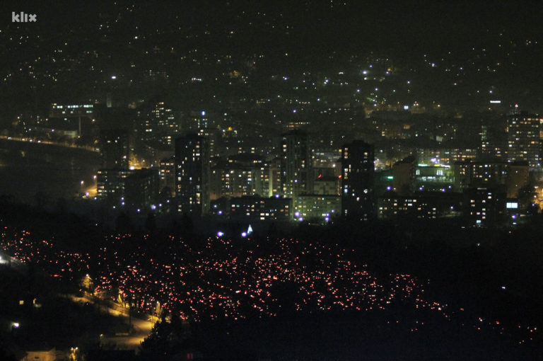 Hiljade svijeća obasjalo gradsko groblje u Zenici