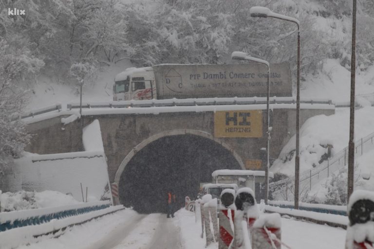 U Vranduku kod Zenice saobraćaj se odvija otežano, a ostali putevi u ZDK su prohodni