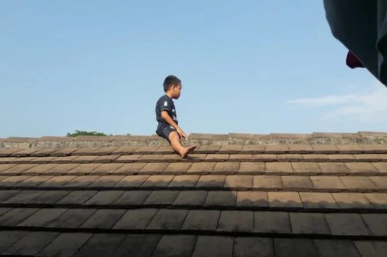 NIJE SIŠAO DVA SATA: Petogodišnjak se popeo na krov kuće u Indoneziji kako bi izbjegao obrezivanje