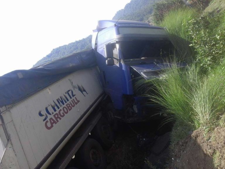 Begov Han: Kamion sletio sa ceste (FOTO)