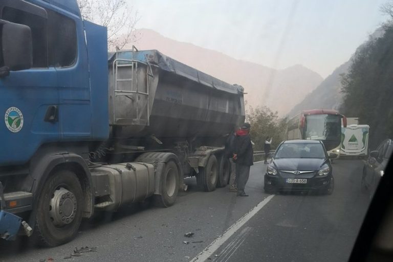 Zbog saobraćajne nesreće potpuno obustavljen saobraćaj kod Vranduka