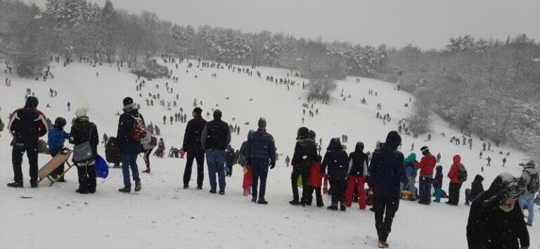Sankali se na gumi pa naletjeli na automobil, dvije osobe teško povrijeđene