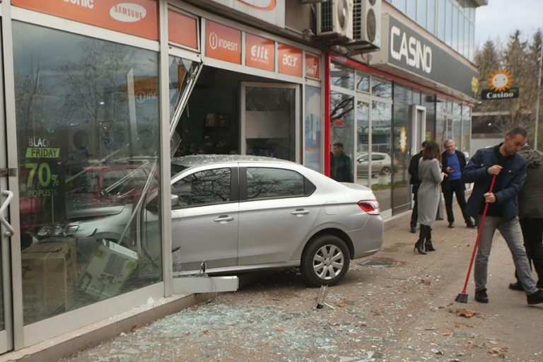 ZAGLAVILA JOJ SE ŠTIKLA Djevojka ispričala zbog čega je odlučila da VOZILOM UDARI U IZLOG (FOTO)