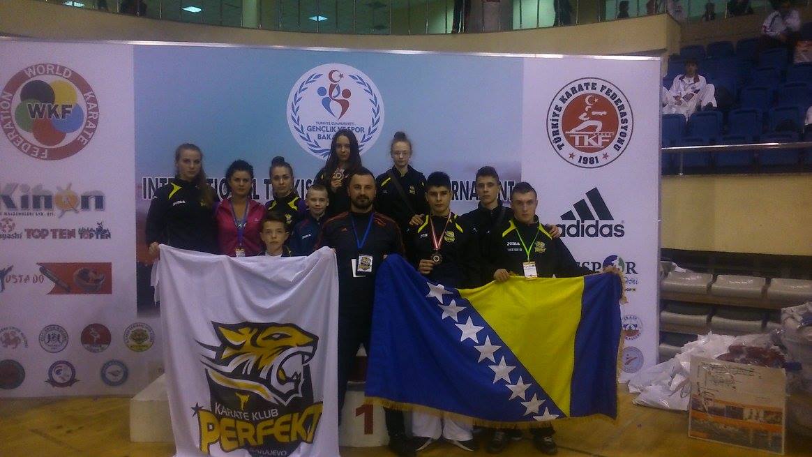 SA MEDALJAMA KUĆI: Karate klub „Perfekt“ dolazi kući sa medaljama (FOTO)