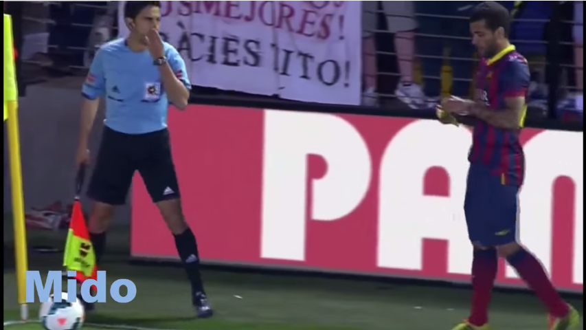 Sve prethodno isplanirano: Dani Alves “po planu” pojeo bačenu bananu