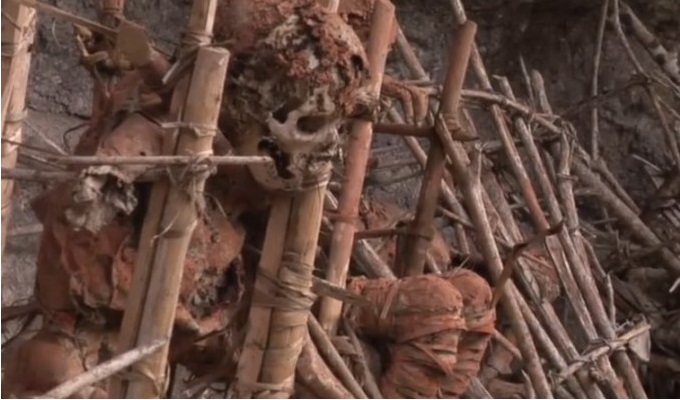 Pleme Anga svoje mrtve ne pokapa – nabijaju ih na štapove, sjeckaju, dime…