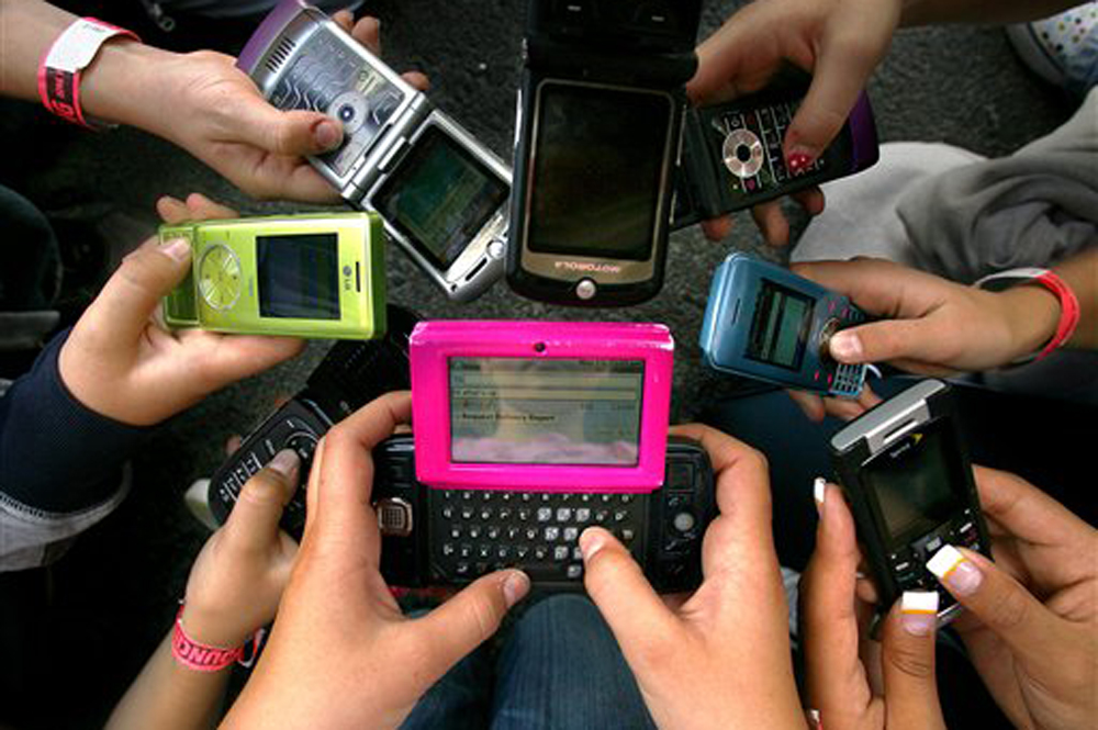 MODERNA VREMENA: Trećina mladih češće šalje poruke nego što priča uživo