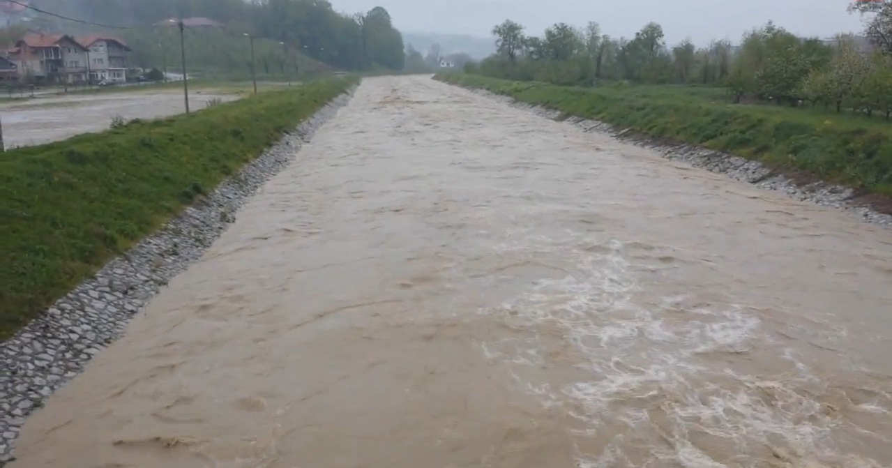 Nove poplave u Srebreniku i Lukavcu, nivo rijeke raste