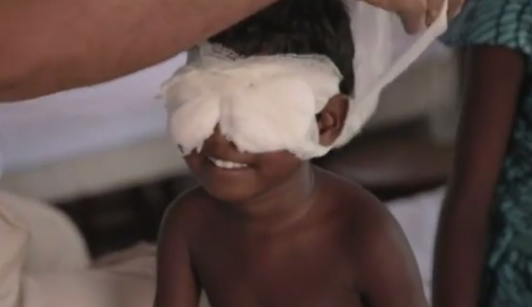 USPJELA OPERACIJA: Dvije slijepe sestre se po prvi put u životu vidjele (VIDEO)