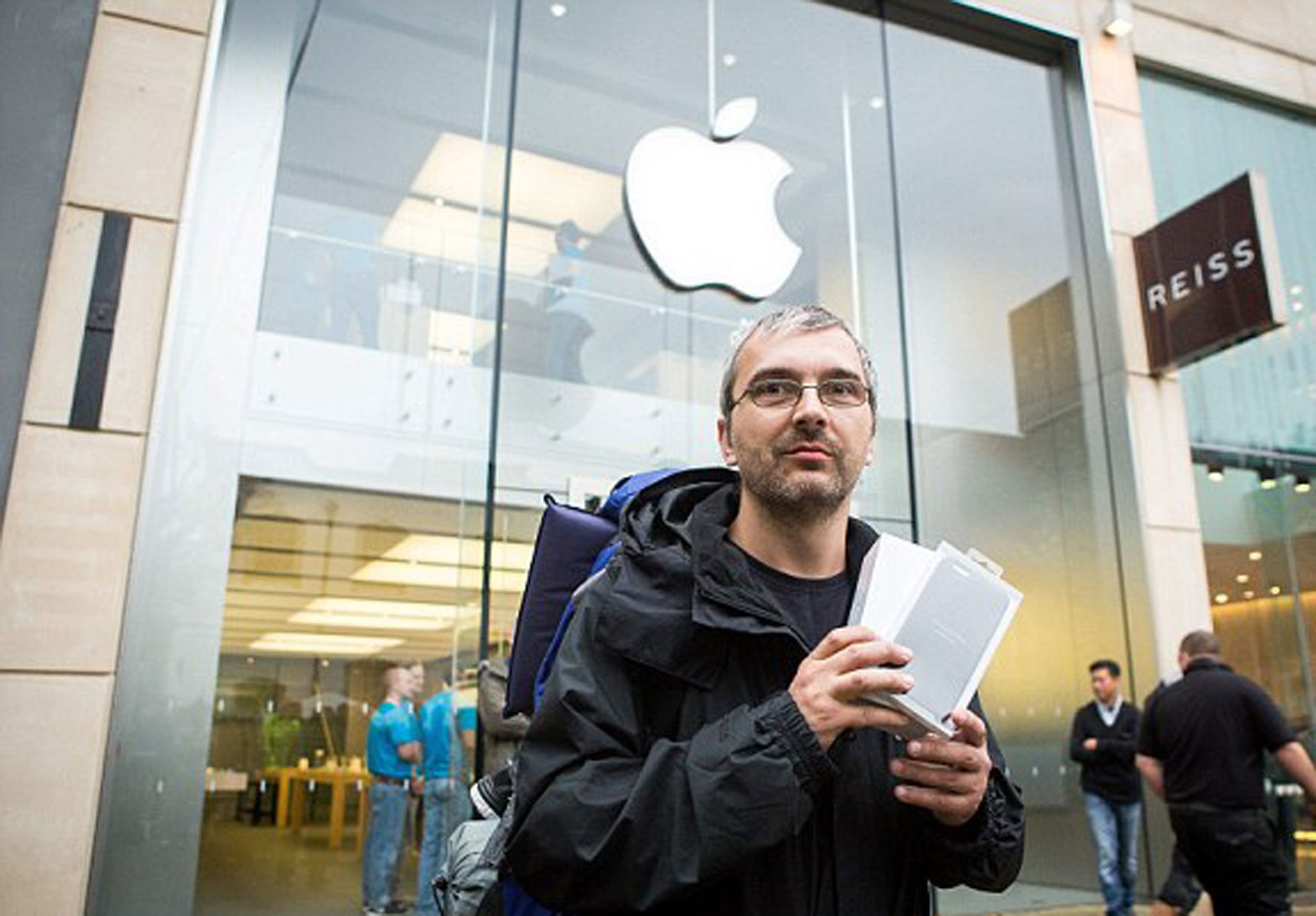 Ostavljeni muškarac čekao 44 sata u redu kako bi kupio iPhone 6: Novim telefonom želim vratiti suprugu