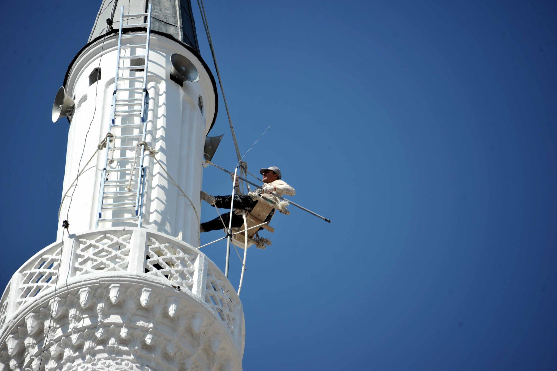 Molerski tandem: Selma i Yalcin plijene pažnju farbanjem minareta na ekstremnim visinama