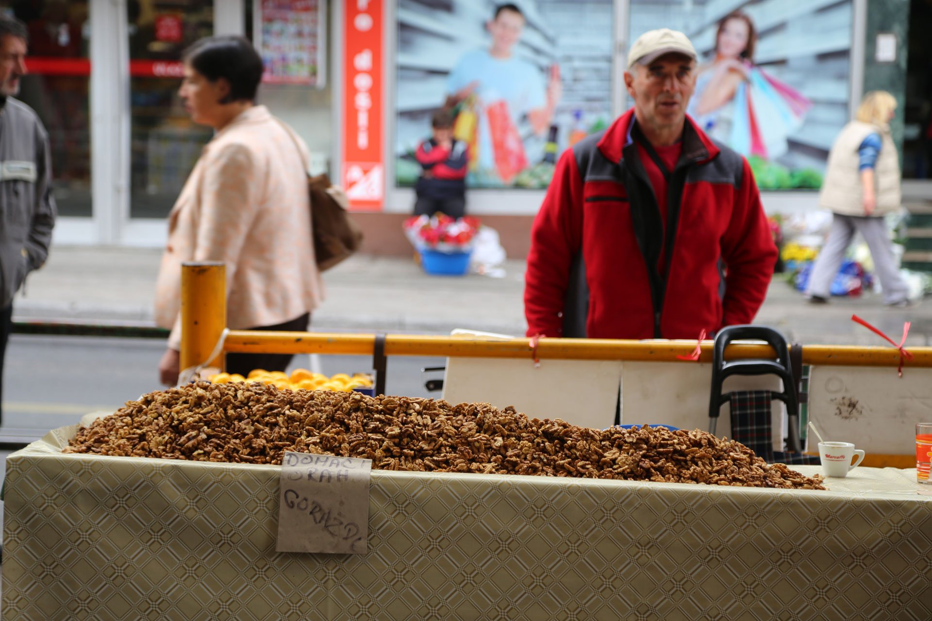 Sarajevske pijace uoči Bajrama: Građani negoduju zbog skupoće, trgovci zadovoljno trljaju ruke