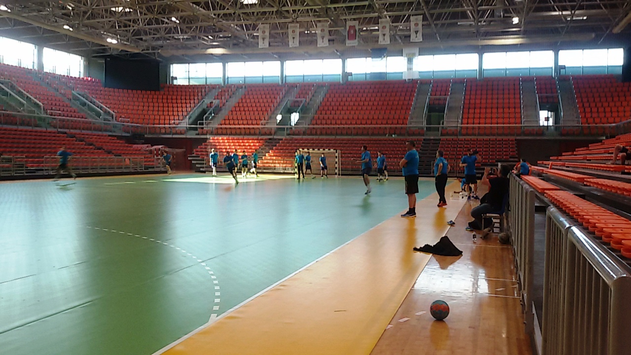 SVI KAPACITETI NA RASPOLAGANJU: Rukometaši treniraju na podlozi