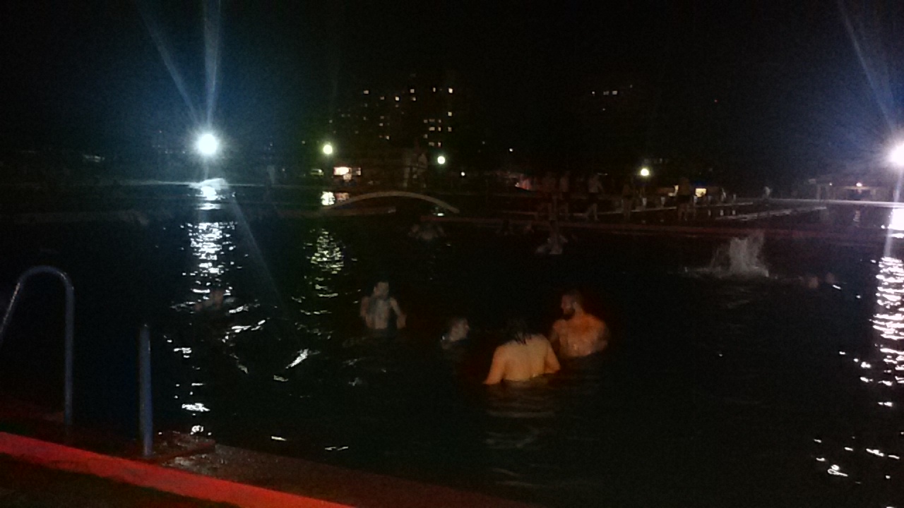 NOĆNO KUPANJE ZAVRŠILO TRAGIČNO: Zeničanka se utopila u bazenu