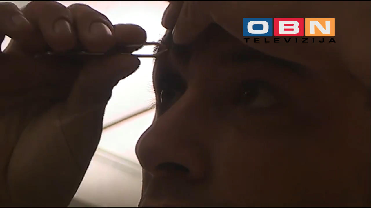 Jutarnje uljepšavanje: Pogledajte kako Ervin čupa obrve