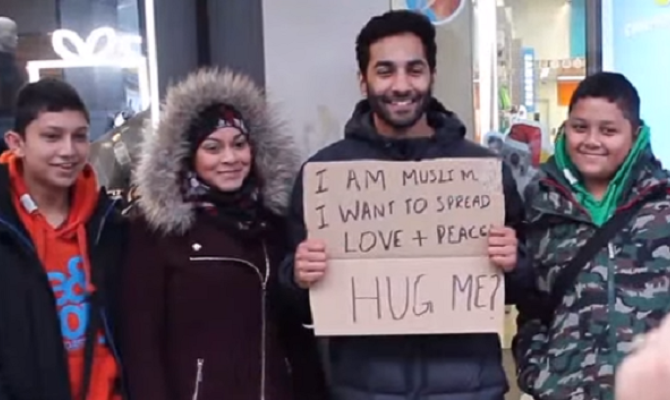 PORUKA LJUBAVI: Britanski musliman na ulici nudio zagrljaje, pogledajte što se dogodilo