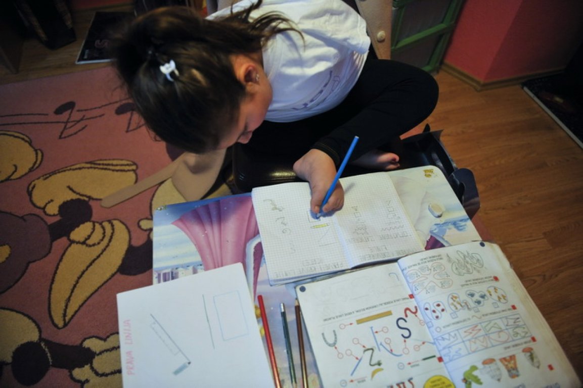 Djevojčica Ramela iz Begovog Hana rođena bez ruku: Zdravom nogom jede, piše, pere zube