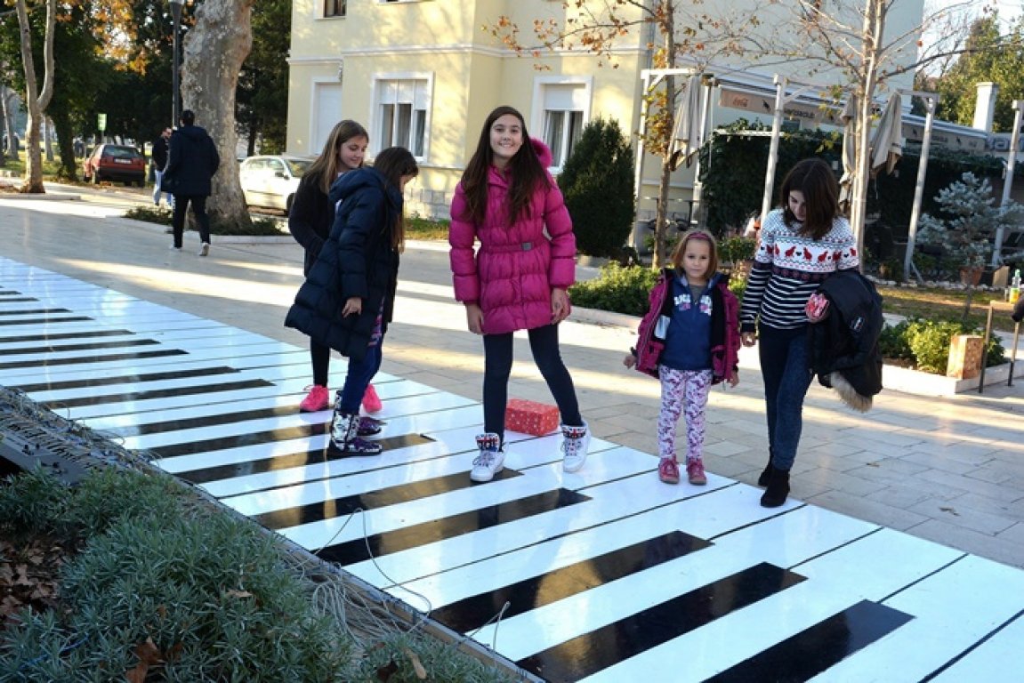Božićne pjesme na najvećem klaviru svijeta