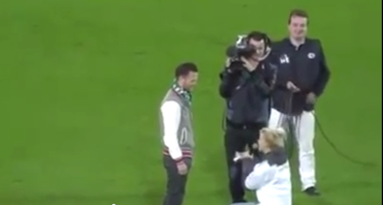 Cura zaprosila dečka pred punim stadionom i saznala zašto je to glupa ideja!